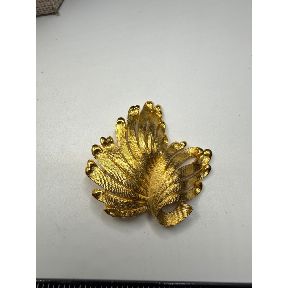 Vintage Gold Tone Textured Leaf Brooch Ribbed Statement Pin 2 Inch